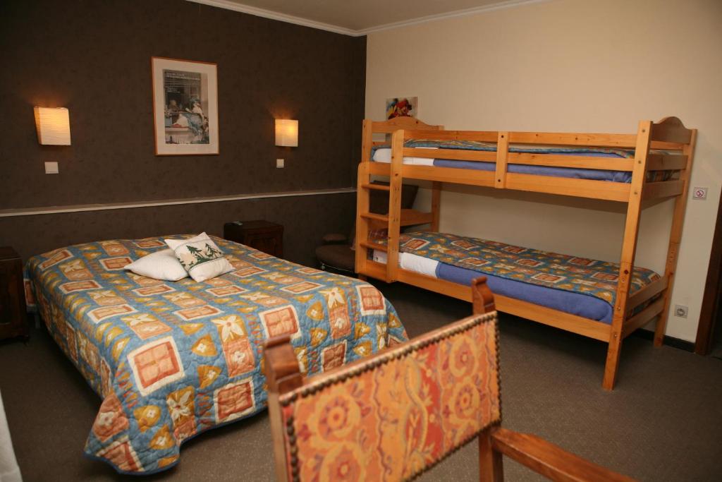 Postel nebo postele na pokoji v ubytování Hostellerie Hérock