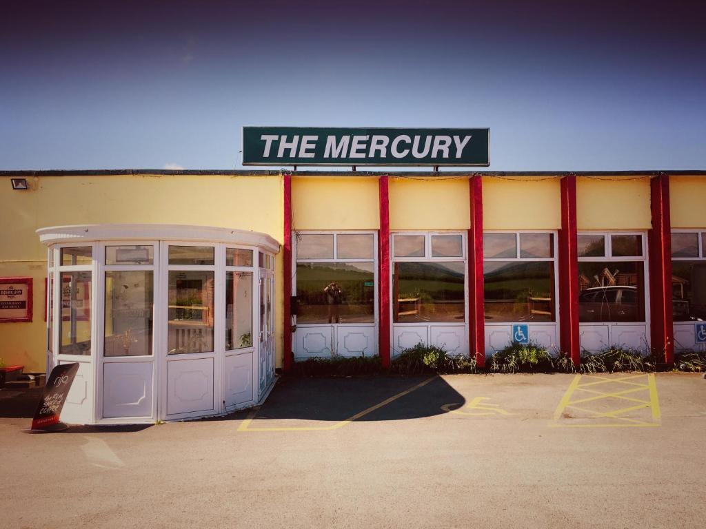 The Mercury في بولتون: يوجد متجر أمامه كشك للجوال