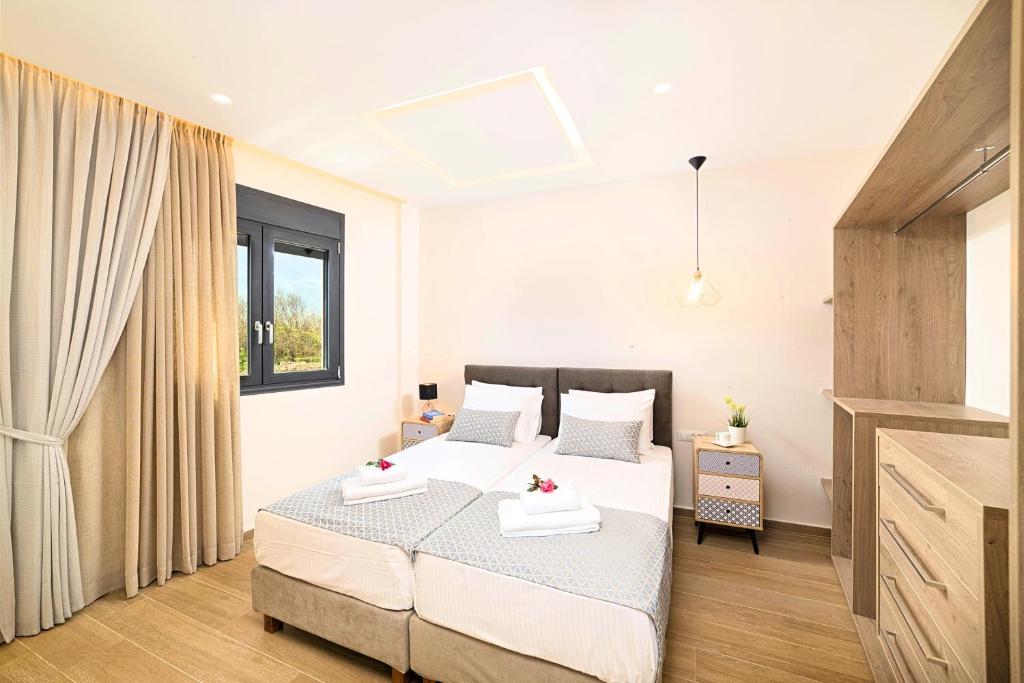 Łóżko lub łóżka w pokoju w obiekcie Villa Solaris Heated Pool & Jacuzzi
