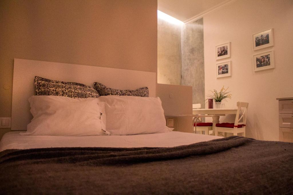 Postel nebo postele na pokoji v ubytování Lisbon Arsenal Suites