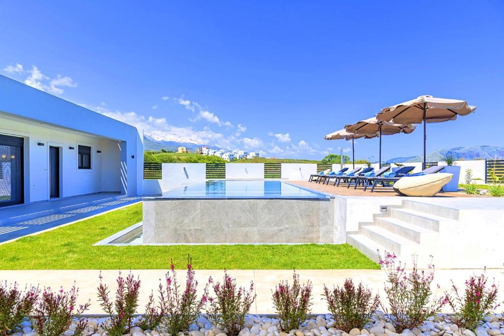 Basen w obiekcie Villa Solaris Heated Pool & Jacuzzi lub w pobliżu