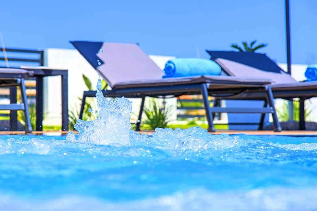Basen w obiekcie Villa Solaris Heated Pool & Jacuzzi lub w pobliżu