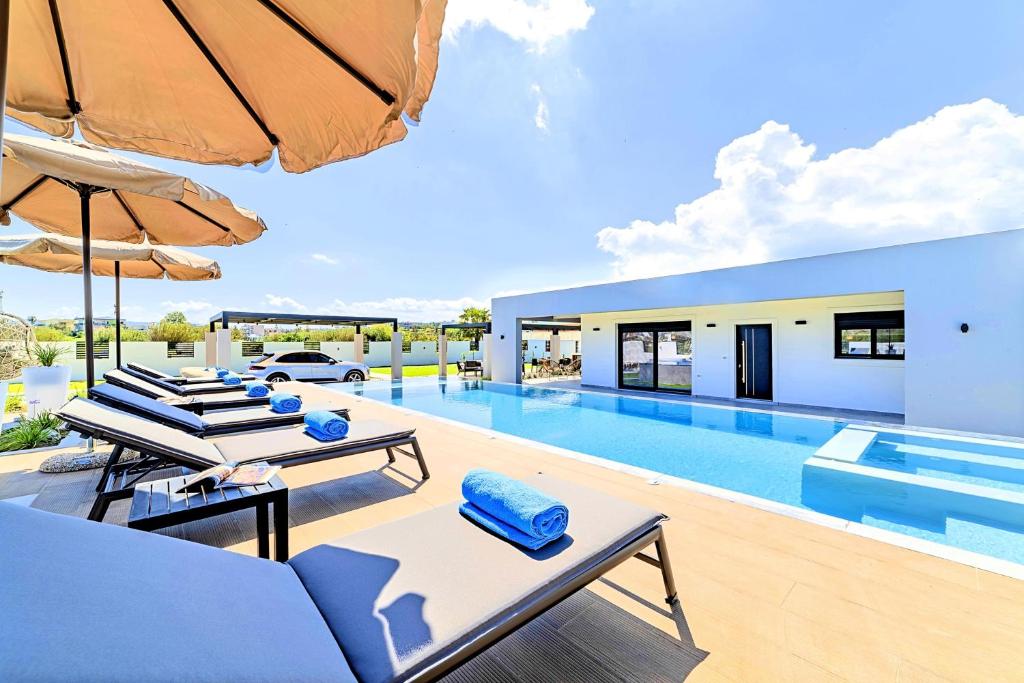 Basen w obiekcie Villa Solaris Heated Pool & Jacuzzi lub w pobliżu