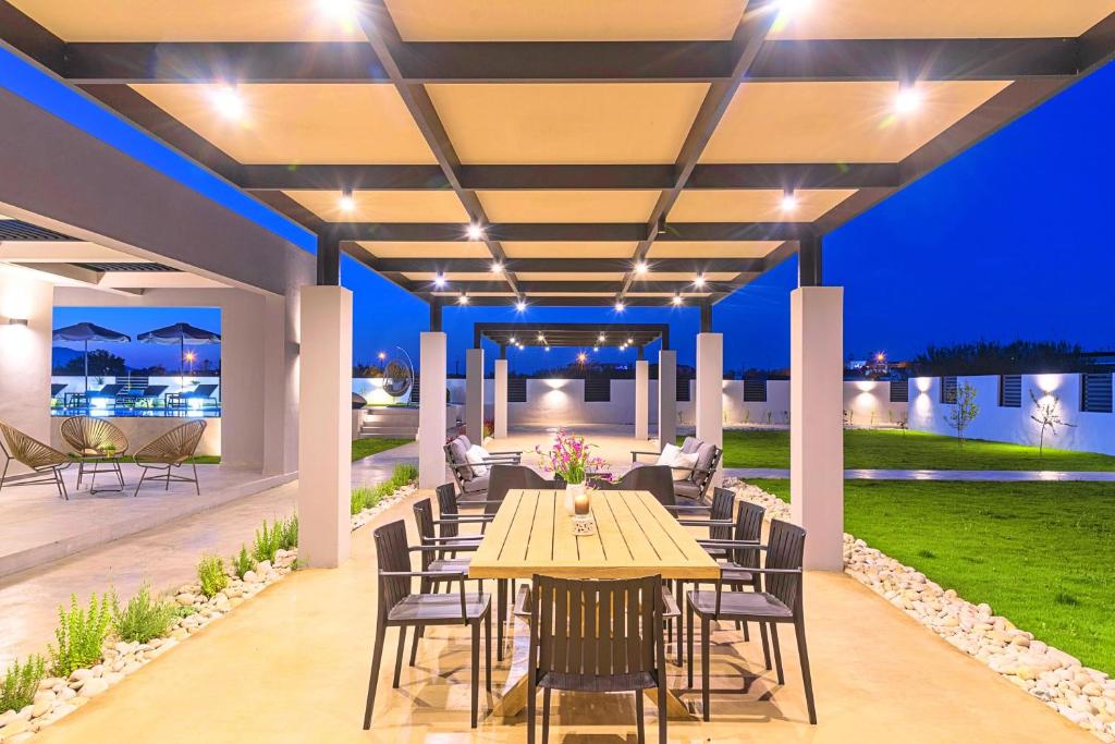 Patio lub wspólna przestrzeń na świeżym powietrzu w obiekcie Villa Solaris Heated Pool & Jacuzzi