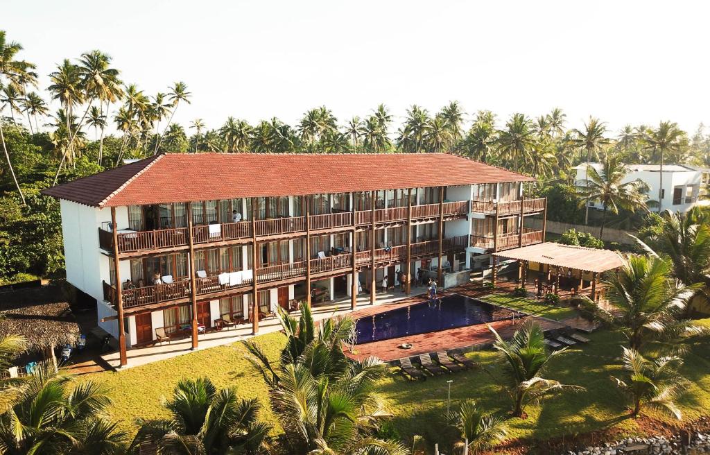 - une vue aérienne sur un bâtiment avec une piscine dans l'établissement Timeless villa, à Ahangama