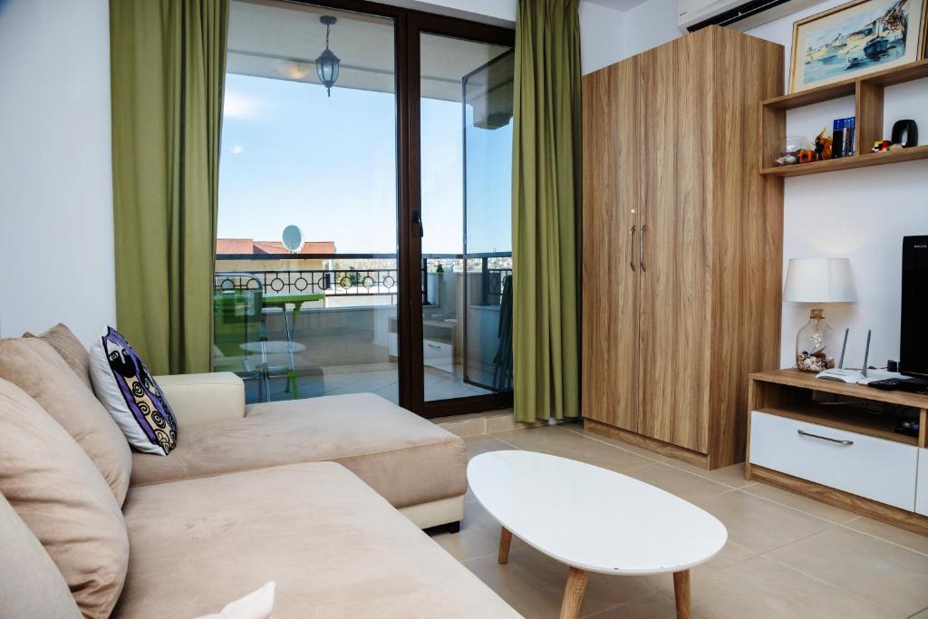 Кът за сядане в Green Life One-Bedroom Apartment with Sea View