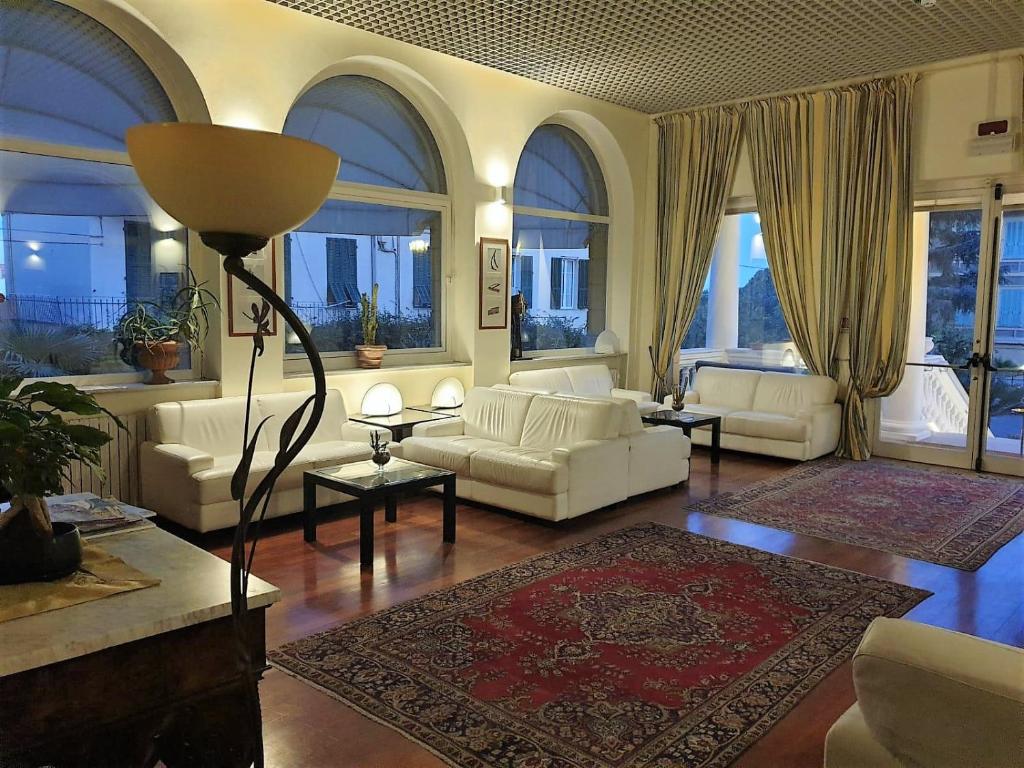 Ruang duduk di Hotel Morandi
