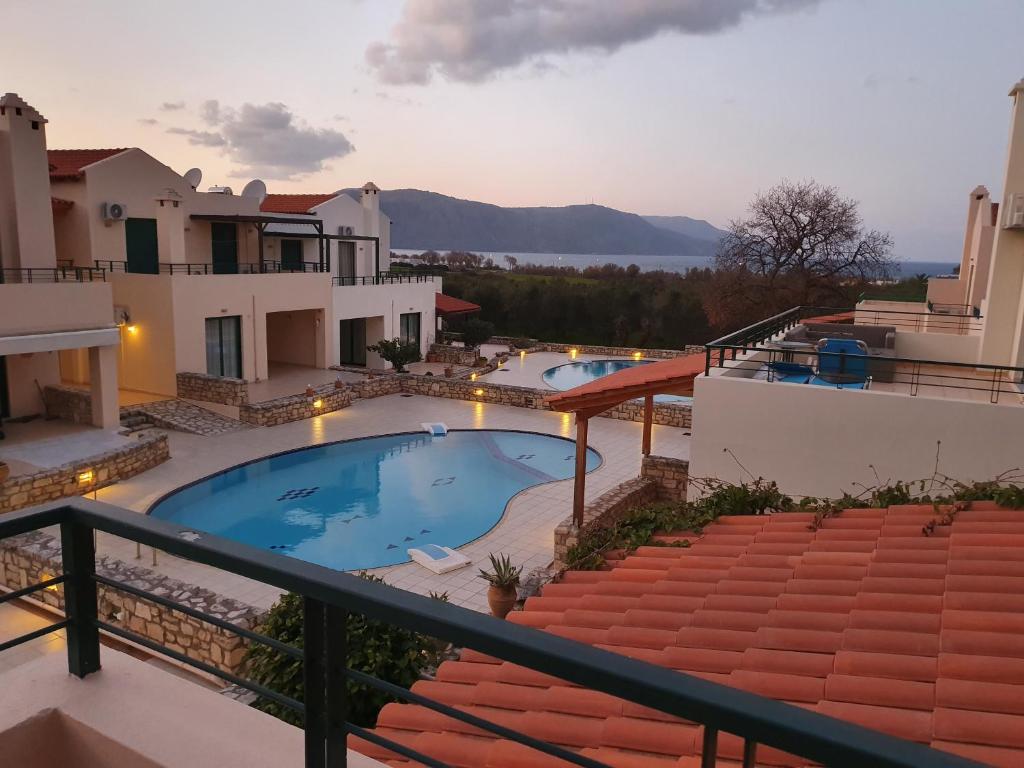 uma vista a partir da varanda de uma villa com piscina em Villa Viva em Asprouliánoi