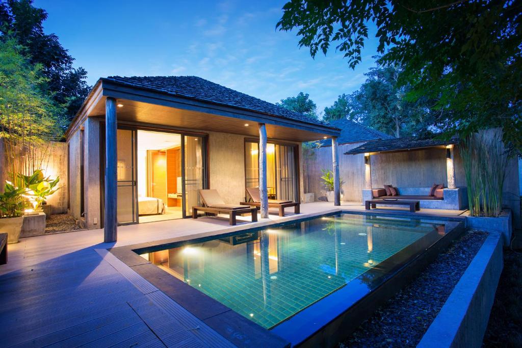 een zwembad in de achtertuin van een huis bij MUTHI MAYA Forest Pool Villa Resort - SHA Plus Certified in Mu Si