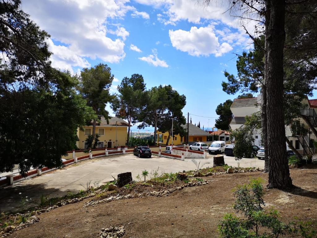 een straat met auto's geparkeerd op een parkeerplaats bij Apartamento entre la playa y la montaña in Calafell