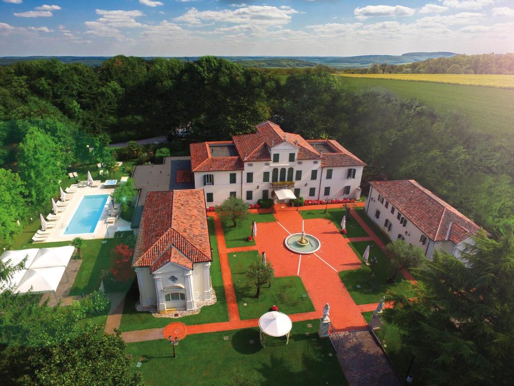 an aerial view of a house with a swimming pool at Villa Fiorita in Monastier di Treviso