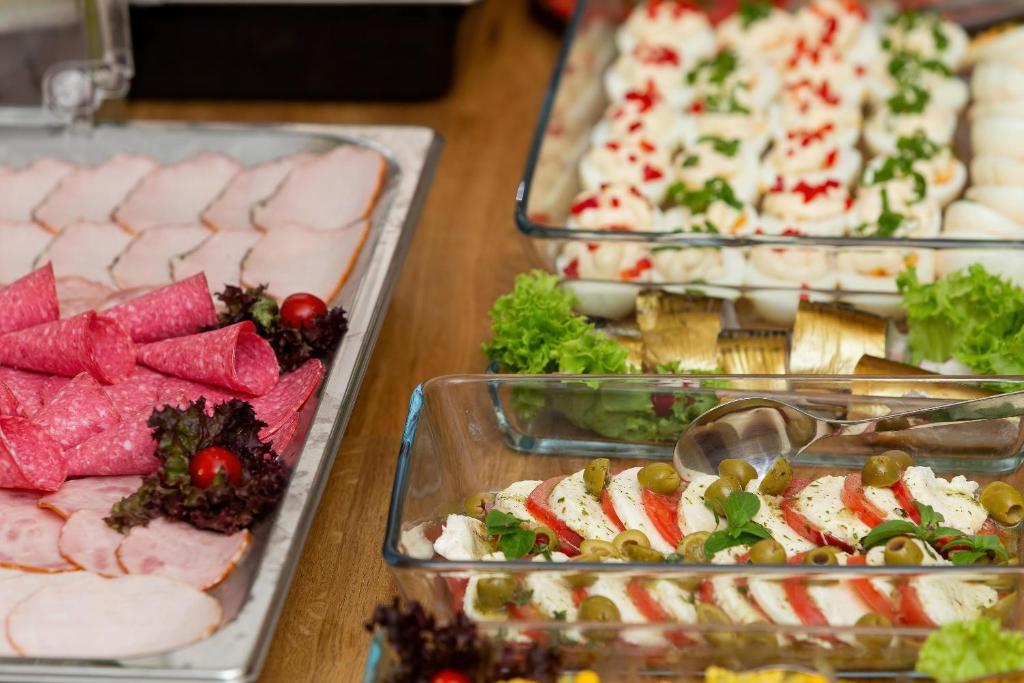 Jedlo v ubytovaní bed & breakfast alebo blízkom okolí