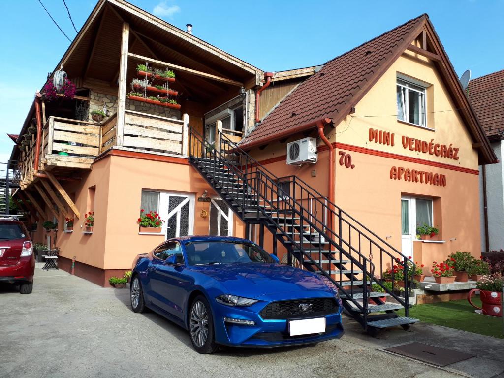 un coche azul estacionado frente a una casa en Mini Vendégház Budaörs en Budaörs