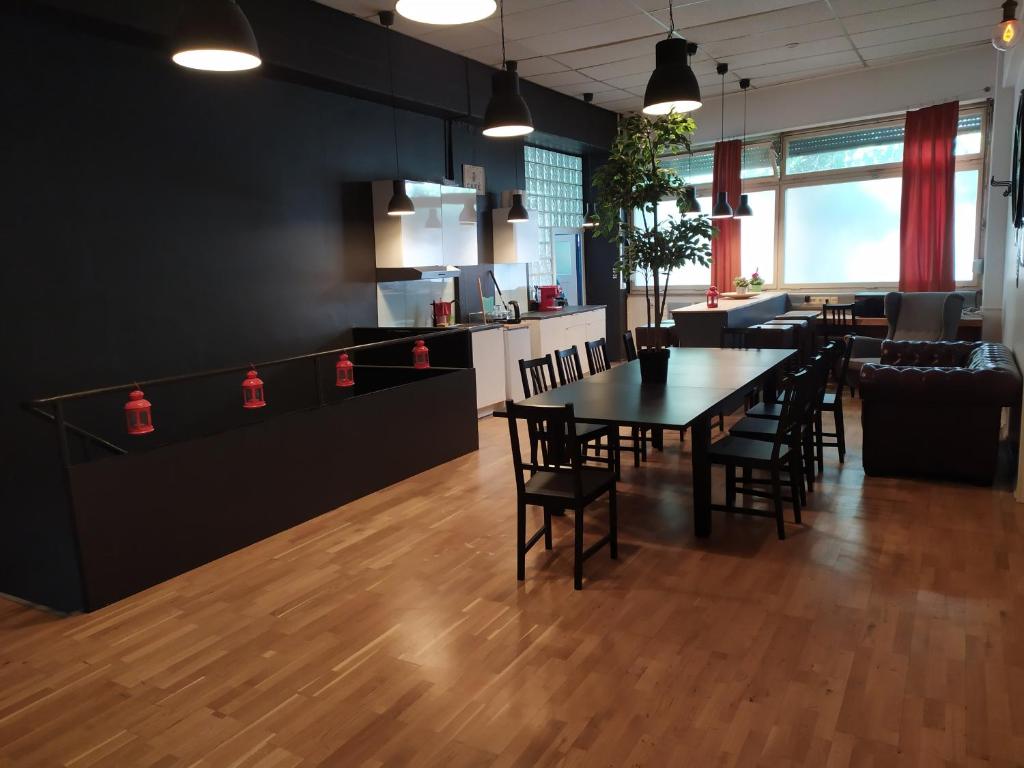 een eetkamer met een tafel en stoelen bij Apartment West - Michael in Stuttgart