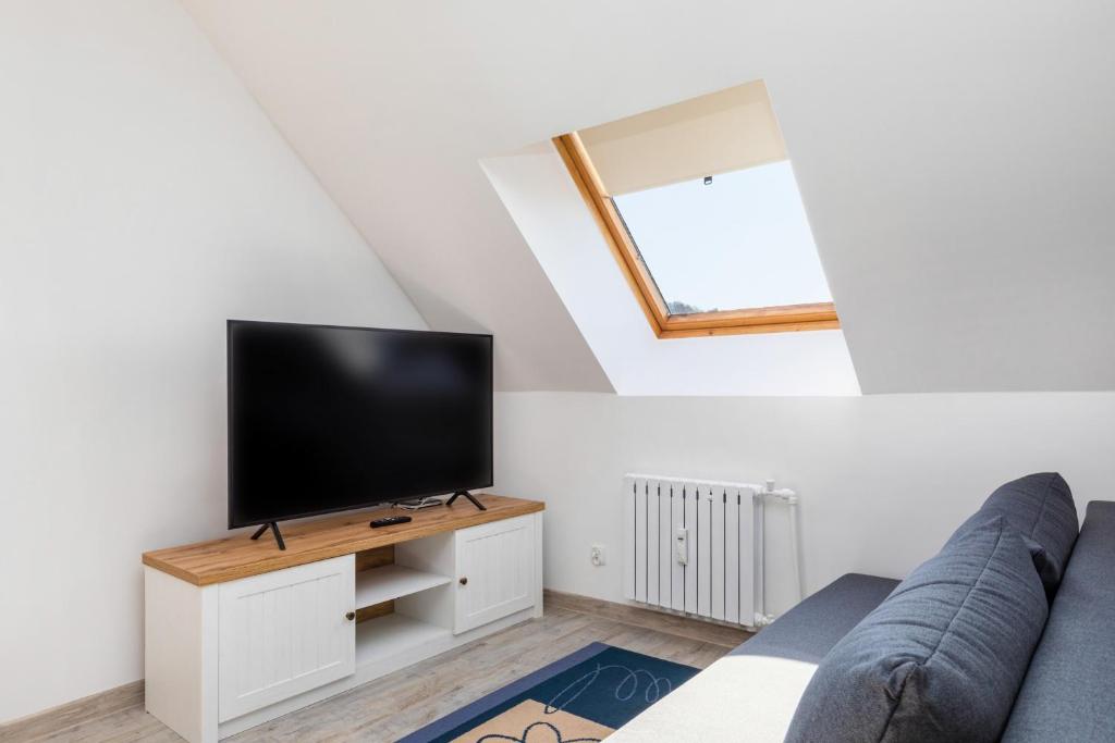 Televízia a/alebo spoločenská miestnosť v ubytovaní Deluxe Apartments Turystyczna by Noclegi Renters