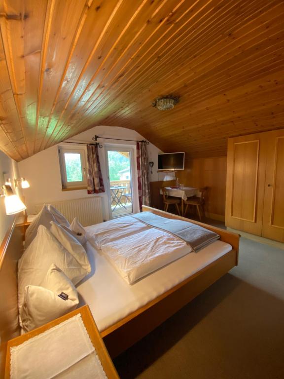 Postel nebo postele na pokoji v ubytování Haus Sonnegg