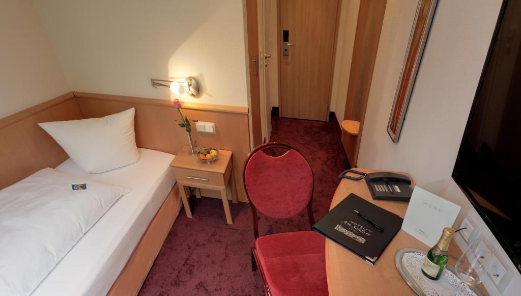 Postel nebo postele na pokoji v ubytování Hotel Am Schloss Aurich