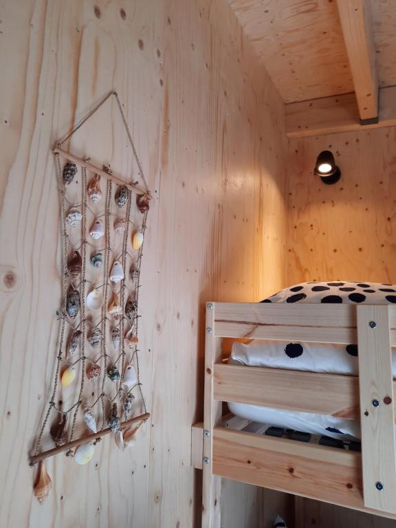 Palanda nebo palandy na pokoji v ubytování ZTLND Familylodge