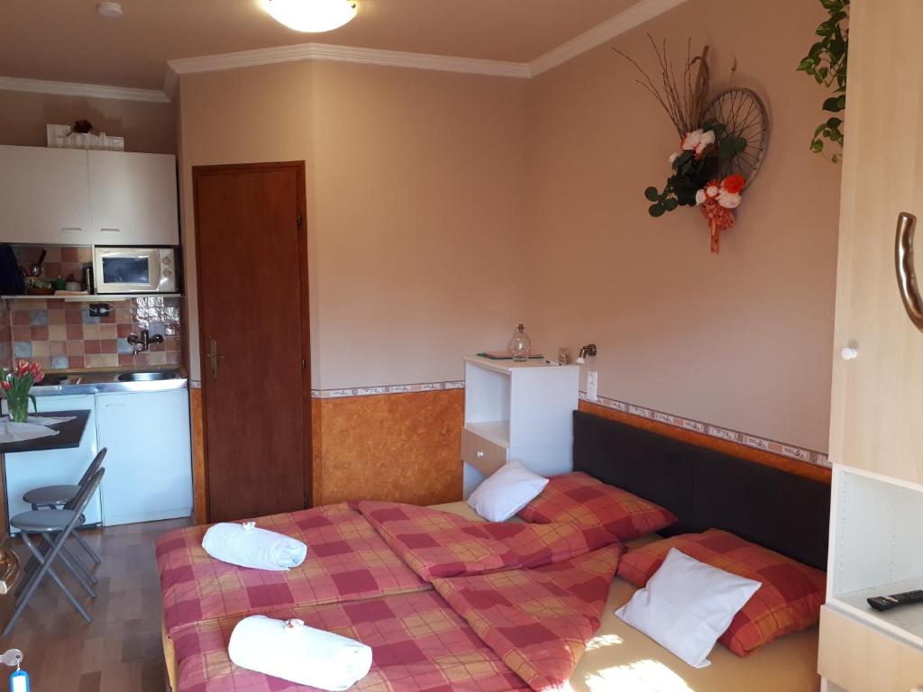 Postel nebo postele na pokoji v ubytování Mini Vendégház Budaörs