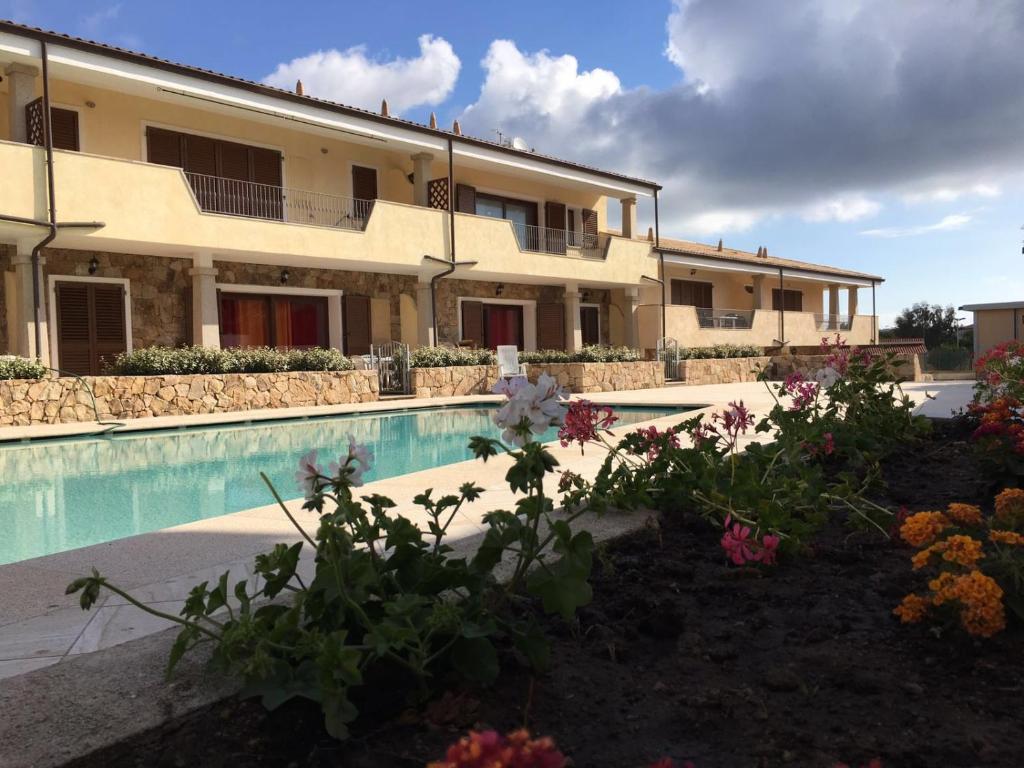 Villa con piscina y flores en Le Perle, en Palau