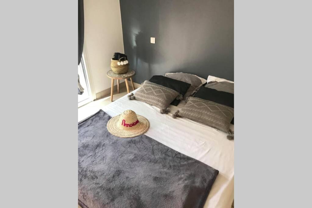 a bedroom with a bed with a hat on it at Maison entre bordeaux et le bassin d&#39;arcachon avec piscine et jaccuzi 2 a 6 pers in Saint-Jean-dʼIllac