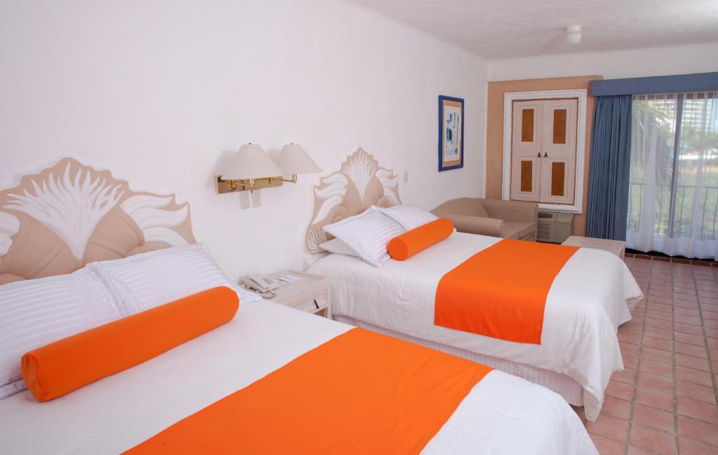 Postel nebo postele na pokoji v ubytování Flamingo Vallarta Hotel & Marina