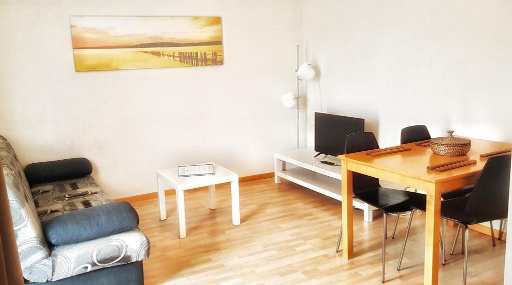 ein Wohnzimmer mit einem Tisch und einem Schreibtisch in der Unterkunft Easy-Living Apartments Lindenstrasse 48 in Luzern