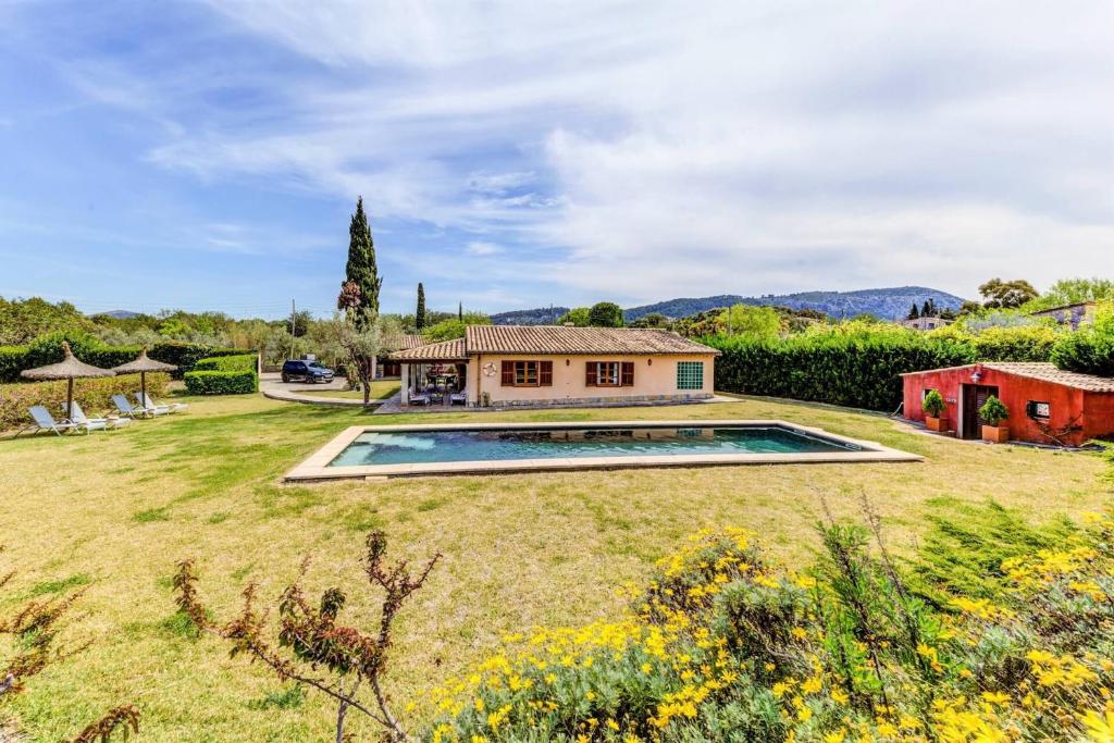 una casa con piscina en un patio en Villa Casa Tres, en Pollensa