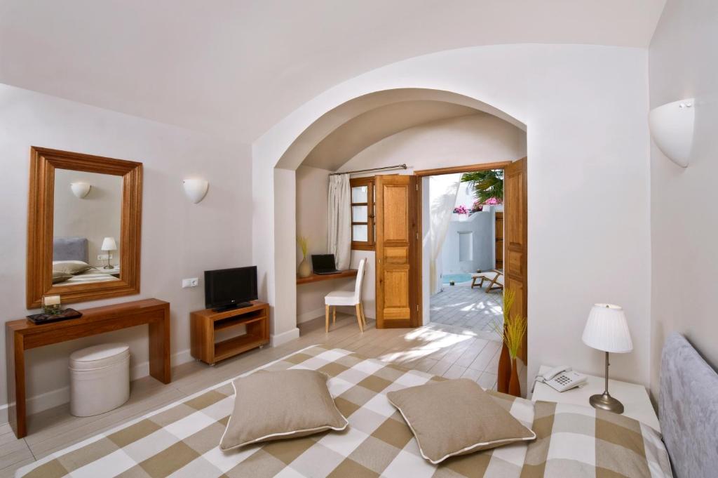 Postel nebo postele na pokoji v ubytování Meltemi Village Hotel