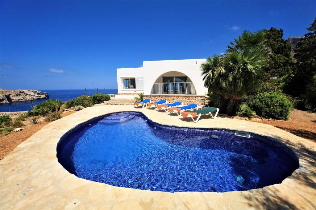 Bazén v ubytování Villa Casa Blanca Carbo nebo v jeho okolí