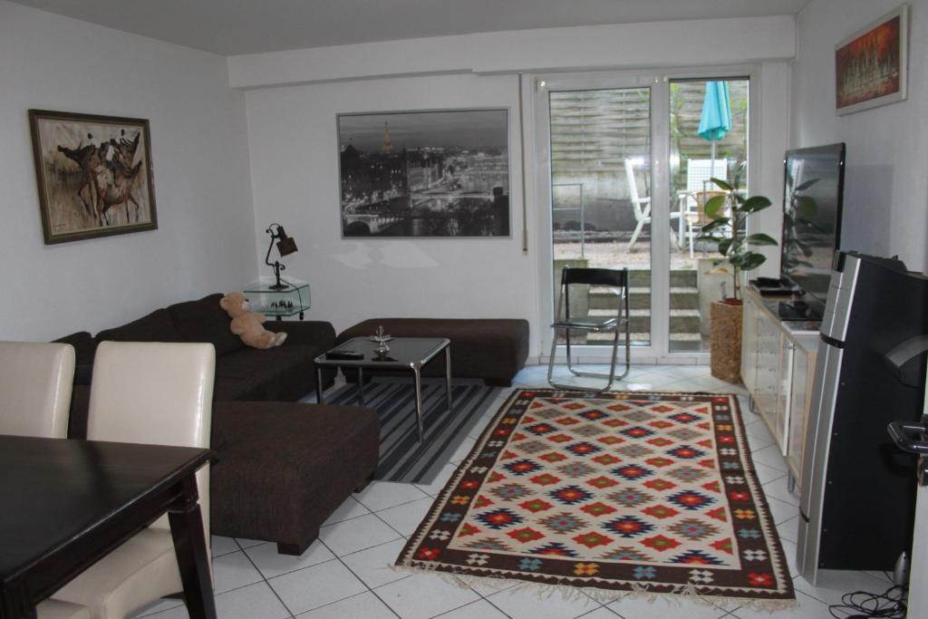 een woonkamer met een bank en een tafel bij 2 Zimmer Wohnung Wuppertal mit Terrasse in Wuppertal