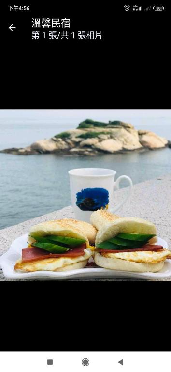 due panini su un piatto su un tavolo di 芹壁溫馨海景民宿 a Beigan