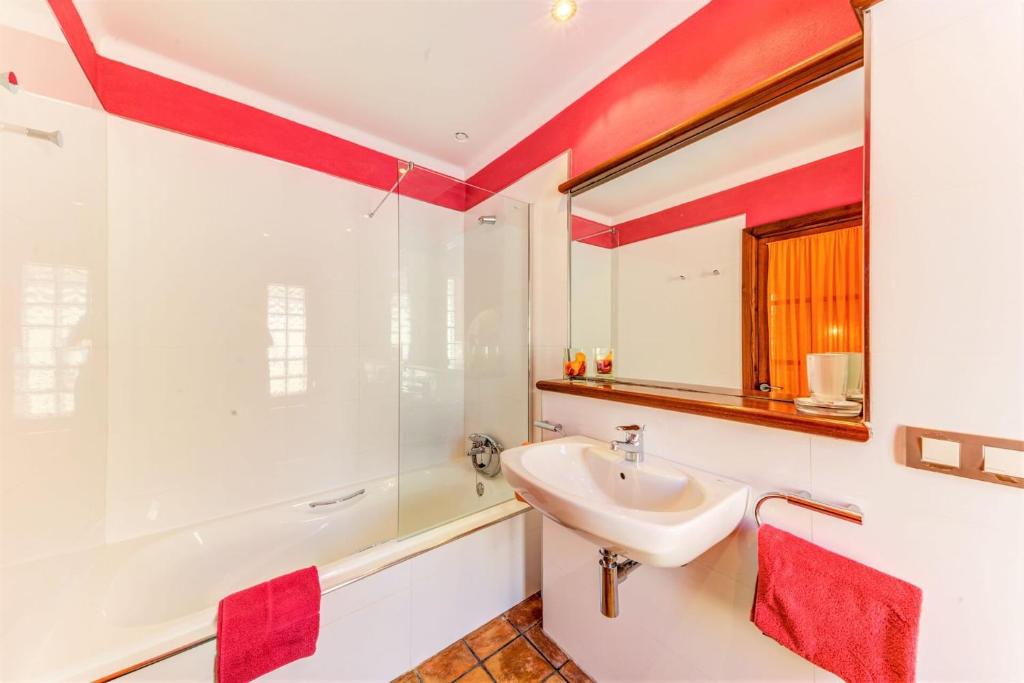 Koupelna v ubytování Villa Llenyater by Sealand Villas