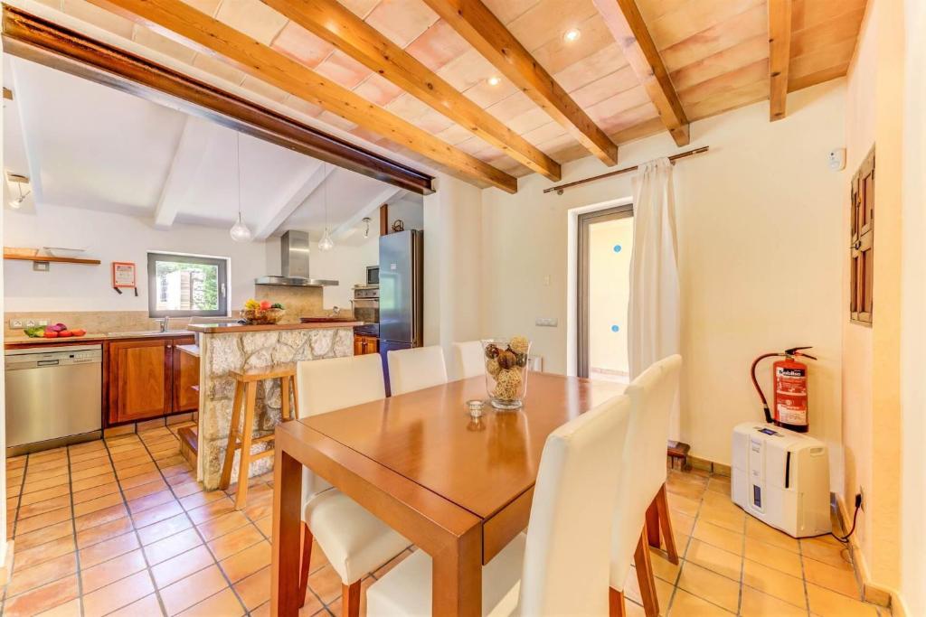 Kuchyň nebo kuchyňský kout v ubytování Villa Llenyater by Sealand Villas