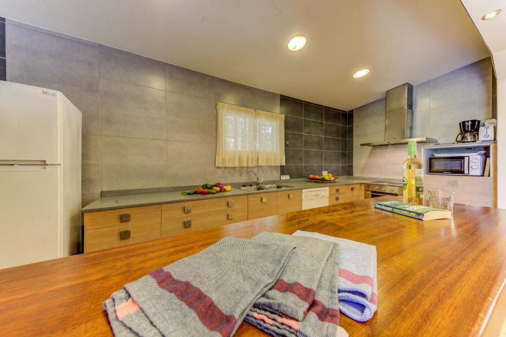 A kitchen or kitchenette at Villa Pontarro by Sealand Villas
