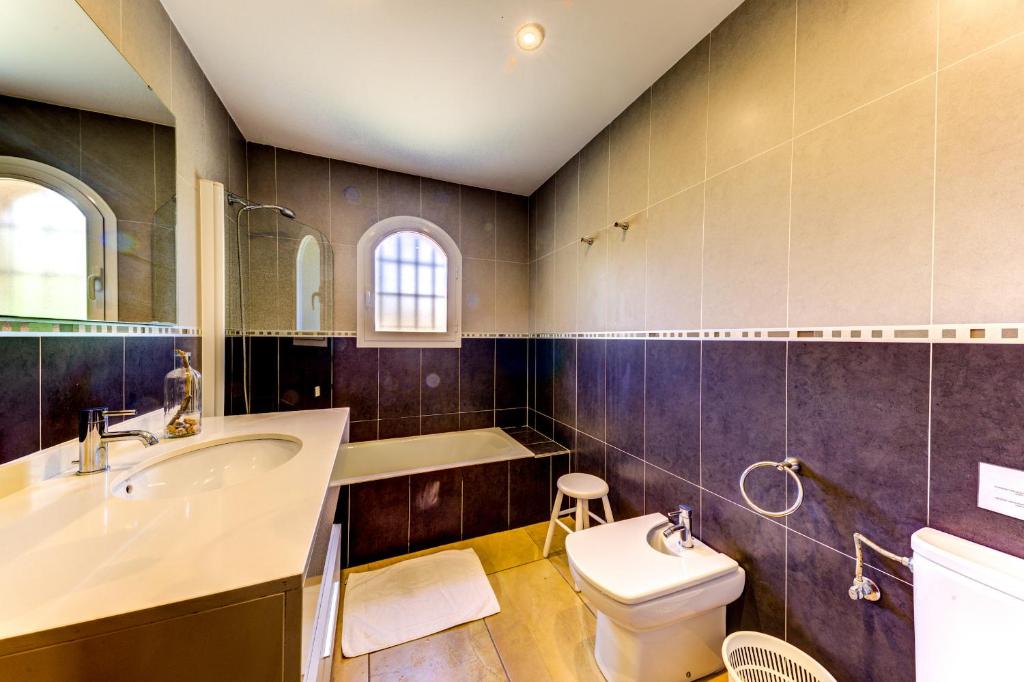 A bathroom at Villa Pontarro by Sealand Villas