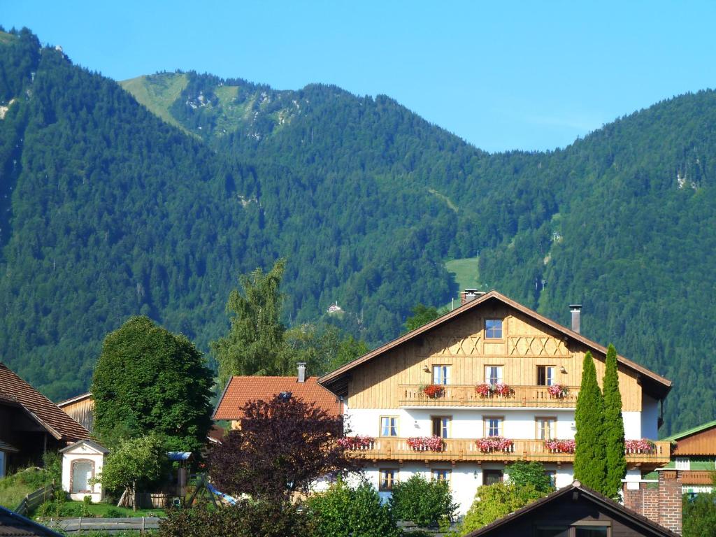 un bâtiment au milieu d'une montagne dans l'établissement Zum Heisn, à Lenggries