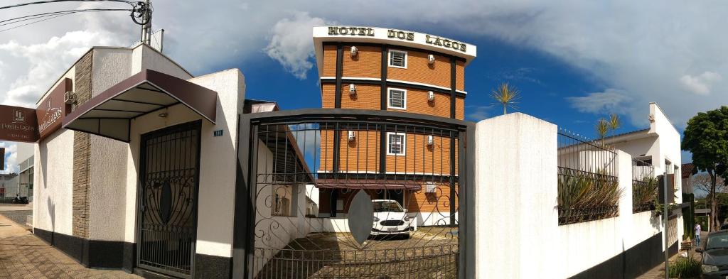 a building with a sign that reads keep the beast at Hotel dos Lagos in Alfenas