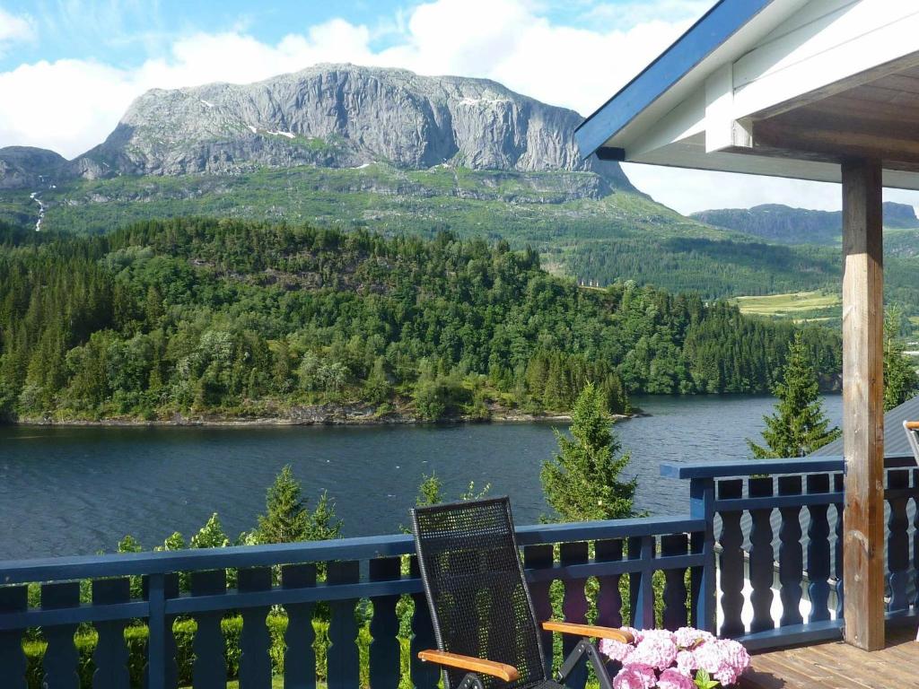 balcón con vistas al lago y a las montañas en Four-Bedroom Holiday home in Bygstad 1, en Bygstad