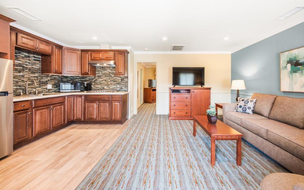Brisas Del Mar Inn at the Beach photo