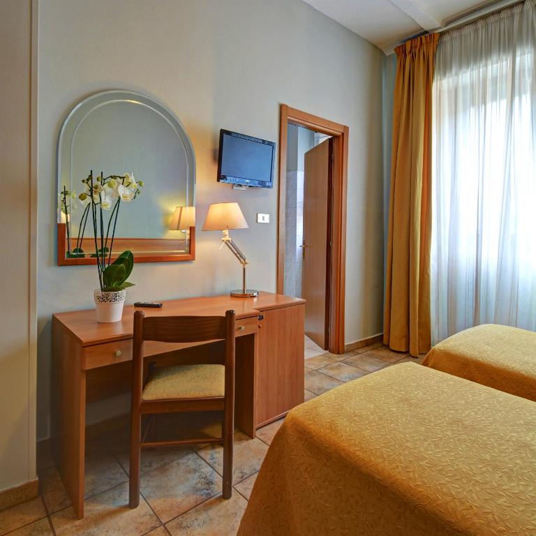 Postel nebo postele na pokoji v ubytování Astor Hotel