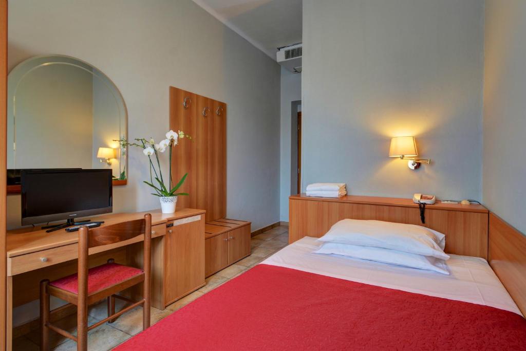 TV a/nebo společenská místnost v ubytování Astor Hotel