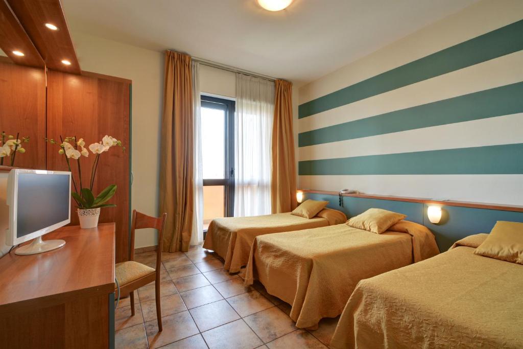 TV a/nebo společenská místnost v ubytování Astor Hotel