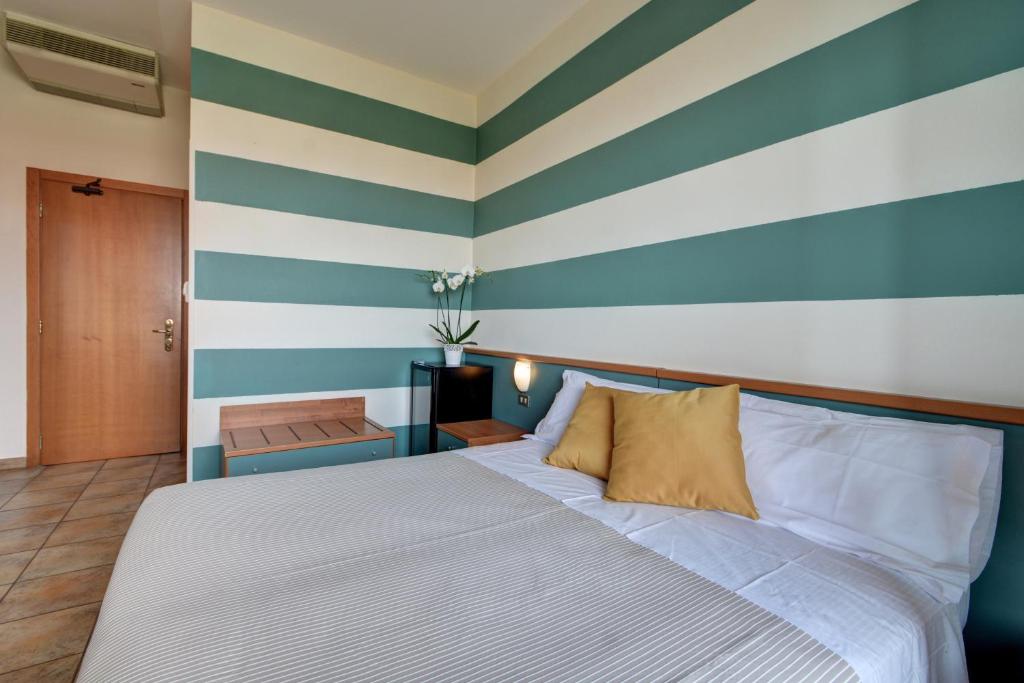 Postel nebo postele na pokoji v ubytování Astor Hotel