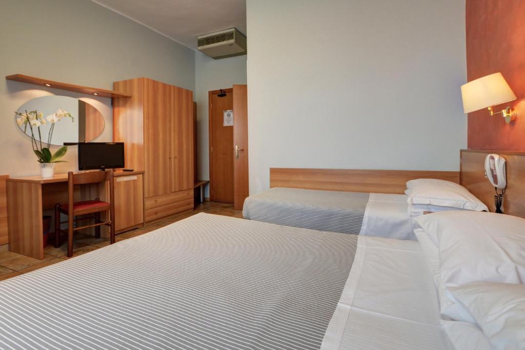 Postel nebo postele na pokoji v ubytování Astor Hotel