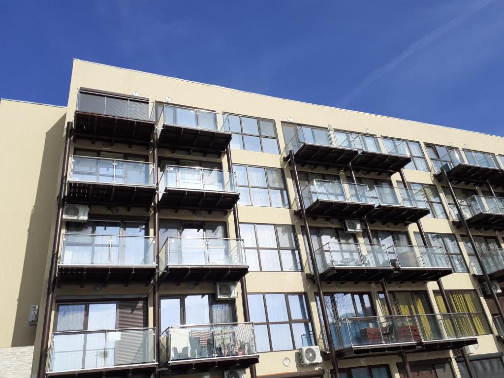 ein Mehrfamilienhaus mit Balkonen an der Seite in der Unterkunft Luxury Beta in Mangalia