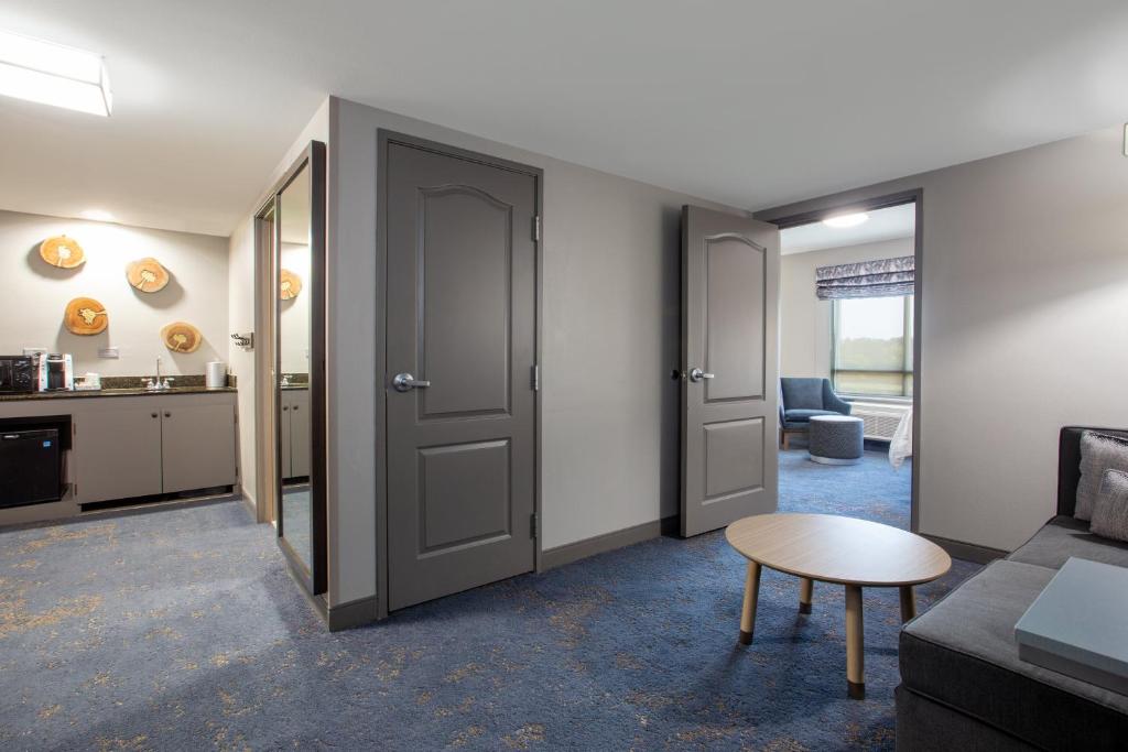 Holiday Inn Valdosta Conference Center, an IHG Hotel - Habitación Queen - Audible Accesible