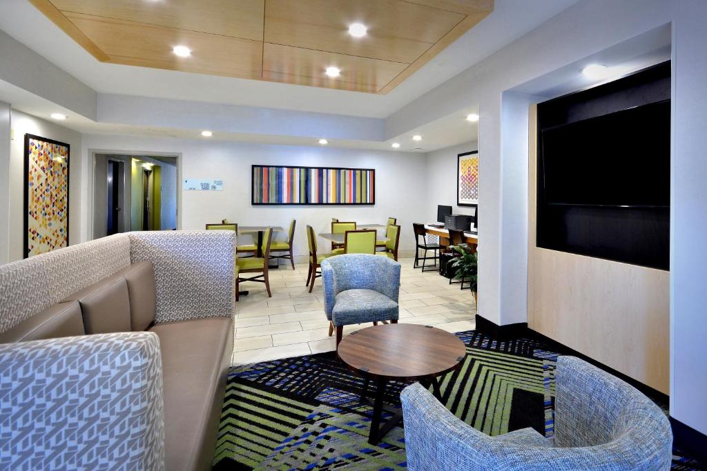 A seating area at Holiday Inn Express Durham, an IHG Hotel