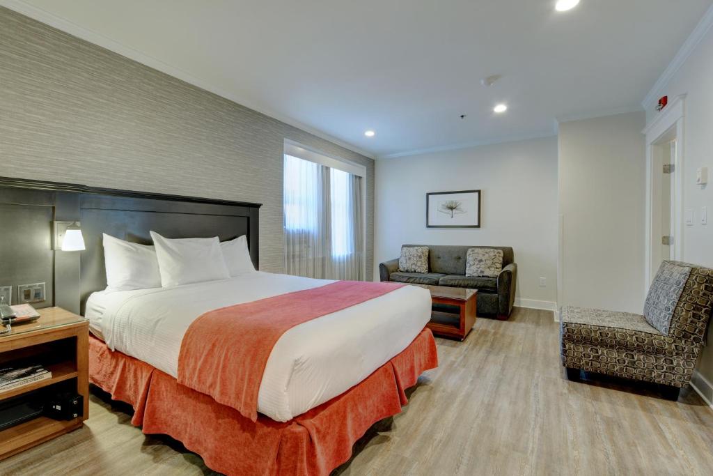 Postel nebo postele na pokoji v ubytování Strathcona Hotel