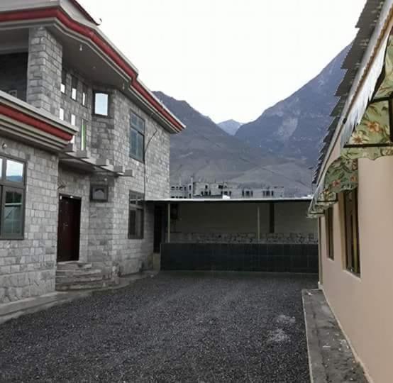 um parque de estacionamento vazio em frente a um edifício em Gilgit Deosai Executive Guest House em Gilgit